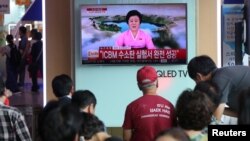 人们在韩国汉城火车站观看朝鲜氢弹试验的电视新闻(2017年9月3日)