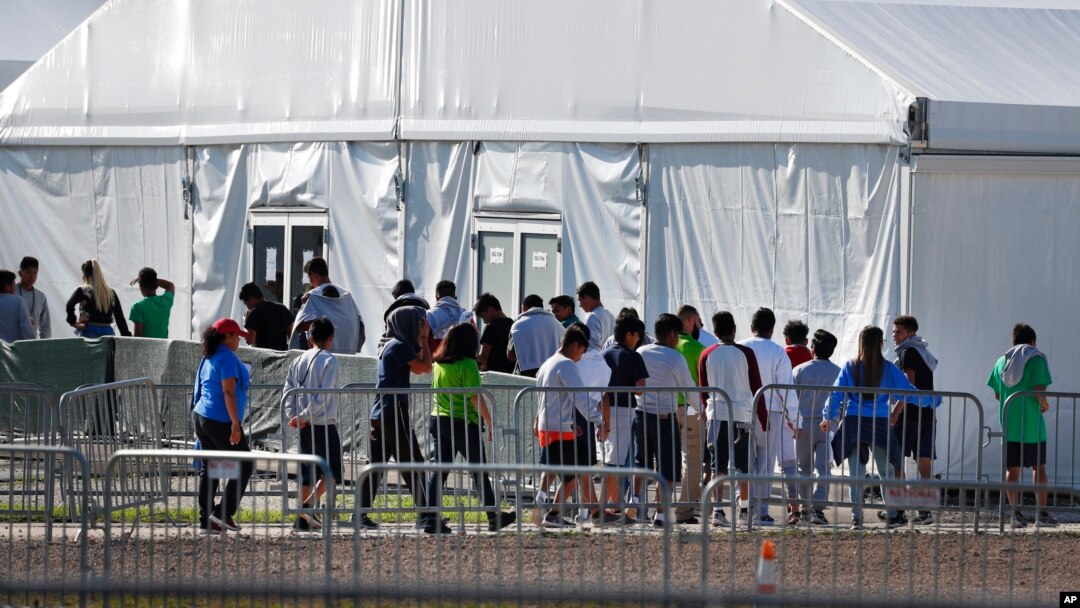 ARCHIVO - Esta foto de archivo del 19 de febrero del 2019 muestra niños entrando en fila al centro de detención Albergue Temporal Homestead para Niños no Acompañados, en Homestead, Florida. (AP Foto/Wilfredo Lee, Archivo)