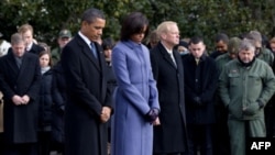 Tổng thống Obama, Ðệ nhất Phu nhân cùng giới chức và nhân viên tòa Bạch Ốc dành 1 phút tưởng niệm nạn nhân vụ nổ súng ở Arizona