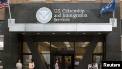 Debido al alto número de solicitudes recibidas, la oficina de inmigración y ciudadanía de EE.UU. realizará un sorteo. 