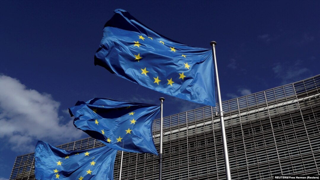 Zastave EU ispred sedišta Evropske komisije u Briselu