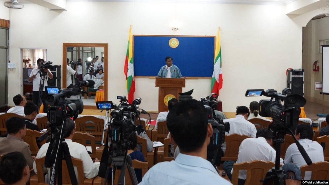  နေပြည်တော်က သတင်းစာ ရှင်းလင်းပွဲ မှာ ပြည်သူ့ကျန်းမာရေး ဦးစီးဌာန ညွှန်ကြားရေးမှူး ချုပ် ဒေါက်တာစိုးလွင်ငြိမ်း ရှင်းလင်းပြောကြားစဉ်။ 