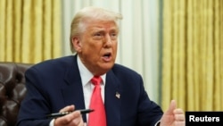 Rais wa Marekani Donald Trump akiwa kwenye chumba cha Oval Office, kwenye Ikulu ya Marekani. 