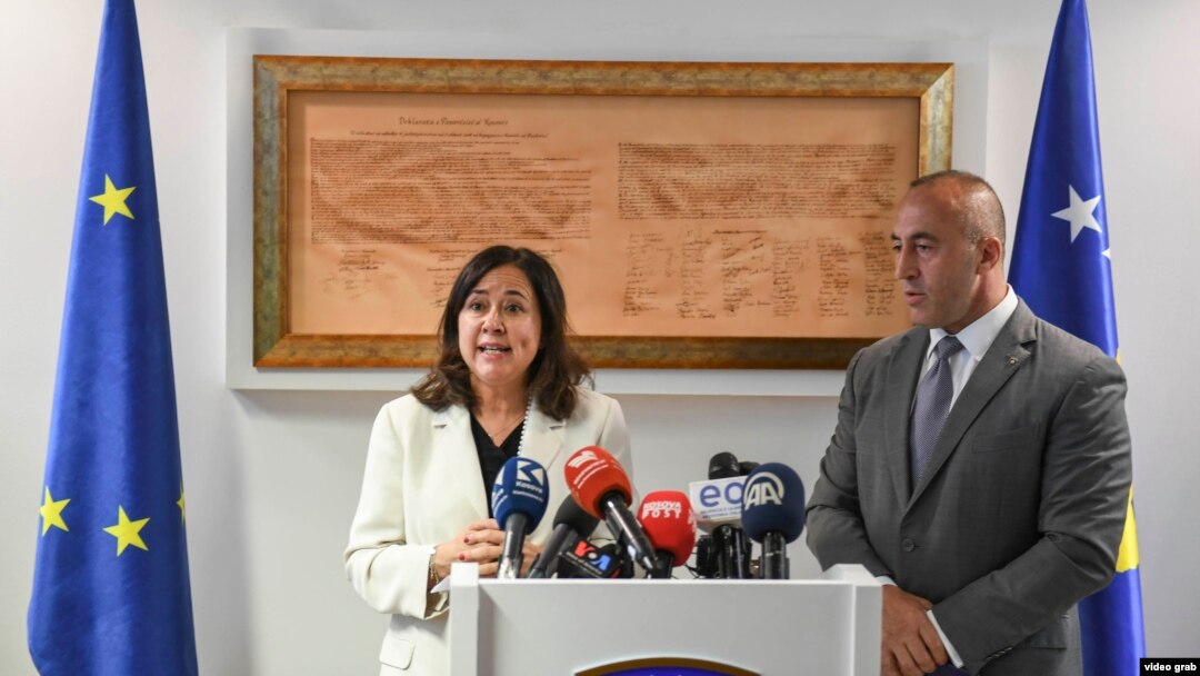 Premijer Kosova Ramuš Haradinaj i direktorka EU za Zapadni Balkan pri generalnom direktoratu za politiku susedstva i pregovore o proširenju Henoveva Ruiz Kalavera tokom susreta u Prištini (27. jun 2018.) 