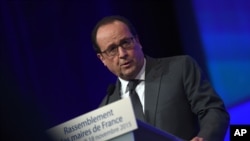 El presidente francés habla a los alcaldes franceses sobre la necesidad de no ceder al miedo terrorista.