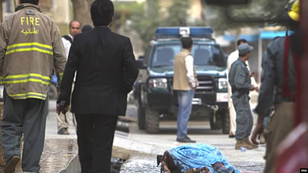 El cuerpo de uno de los talibanes abatidos permanecía frente a la casa del Jan Mohammad Khan tras el ataque.