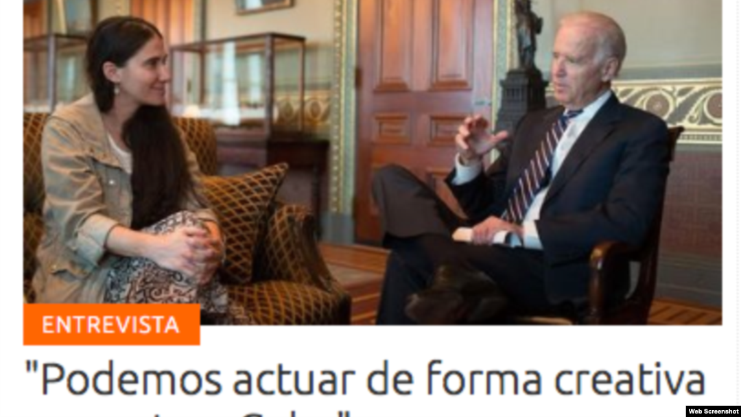 El vicepresisdente Joe Biden conversa con la disidente cubana, Yoani Sanchez en Washington. [Foto publicada en 14ymedio].