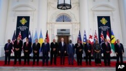 资料照：美国总统拜登（中）在白宫与太平洋岛国领导人合影。(2022年9月29日)