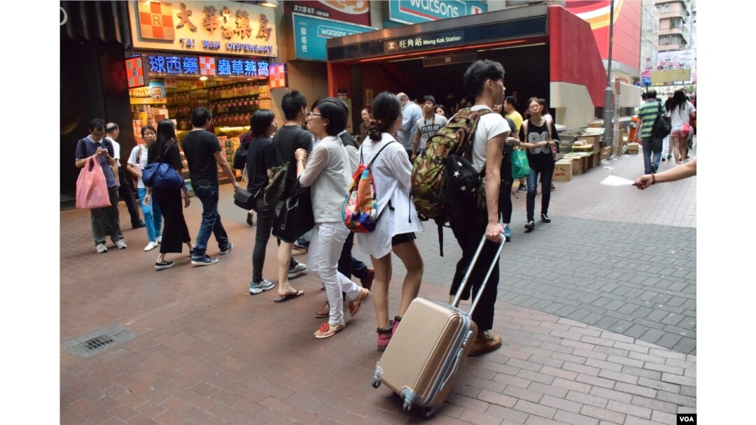 中國五一黃金周假期期間，旺角拖篋購物的中國旅客明顯減少。(美國之音湯惠芸)