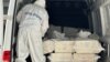 ARCHIVO - Imagen muestra a oficial de la policía portuguesa que inspecciona antes de quemar seis toneladas de cocaína, hachís y otras sustancias para conmemorar el Día Internacional de las Naciones Unidas contra el Abuso de Drogas, en Lisboa, el 26 de junio de 2023.