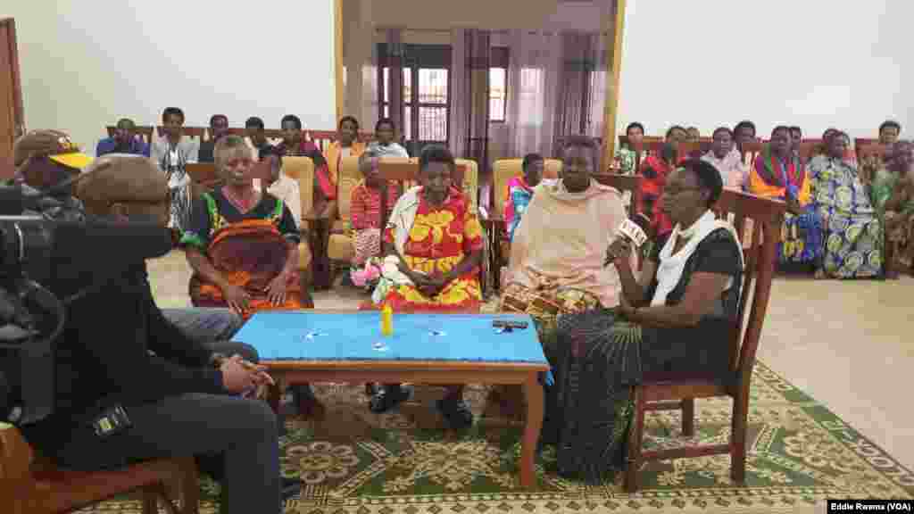 Bamwe mu babyeyi bagizwe incike na jenoside batuye mu nzu yabagenewe iri mu karere ka Bugesera mu ntara y'uburasirazuba bw'u Rwanda mu kiganiro n'umunyamakuru w'Ijwi ry'Amerika Eddie Rwema