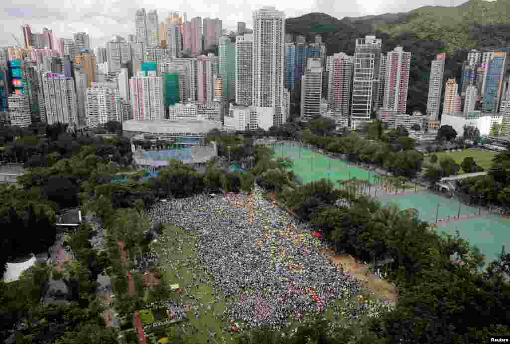 2019年6月9日在香港维多利亚公园，示威群众要求当局废除拟议中的把犯人引渡到中国的法案。他们手持黄色雨伞，这是过去的占领中环运动的象征。