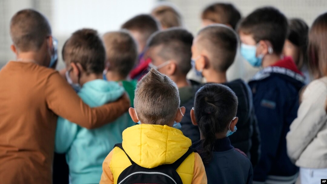 Arhiva - Đaci u osnovnoj školi, u okolini Beograda, prvog dana nove školske godine, 1. septembra 2021. 