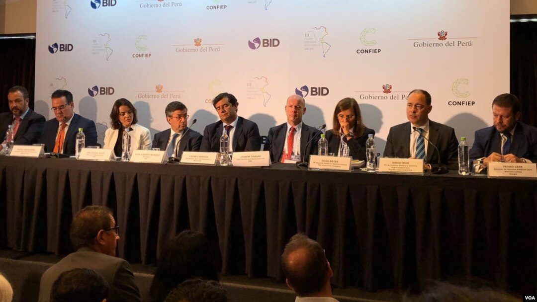 Representantes de grandes empresas de las Américas y el Banco Interamericano de Desarrollo, participan en la III Cumbre Empresarial de las Américas, en Lima, Perú. Abril 12 de 2018. Foto: Jacob Luzi, VOA.