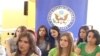 Vajza nga Kosova përgatiten për një konferencë në Boston