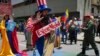 ARCHIVO - Un hombre vestido como el personaje estadounidense Tío Sam sostiene un cartel de la petrolera Exxon durante una marcha por el Esequibo, en Caracas, Venezuela, el 26 de septiembre de 2023. 