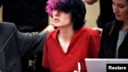 Devon Erickson, de 18 años, acusado de participar en un tiroteo en la escuela de Ciencia, Tecnología, Ingeniería y Matemáticas (STEM) en Highlands Ranch, aparece en el Juzgado del Condado de Douglas, donde enfrenta cargos de asesinato e intento de asesinato, en Castle Rock.
