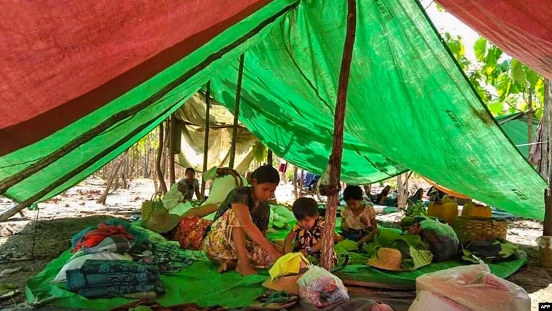 စစ်ကိုင်းတိုင်း ကနီမြို့နယ်အတွင်းက စစ်ဘေးရှောင်ဒုက္ခသည်အချို့။ (မေ ၇၊ ၂၀၂၁)