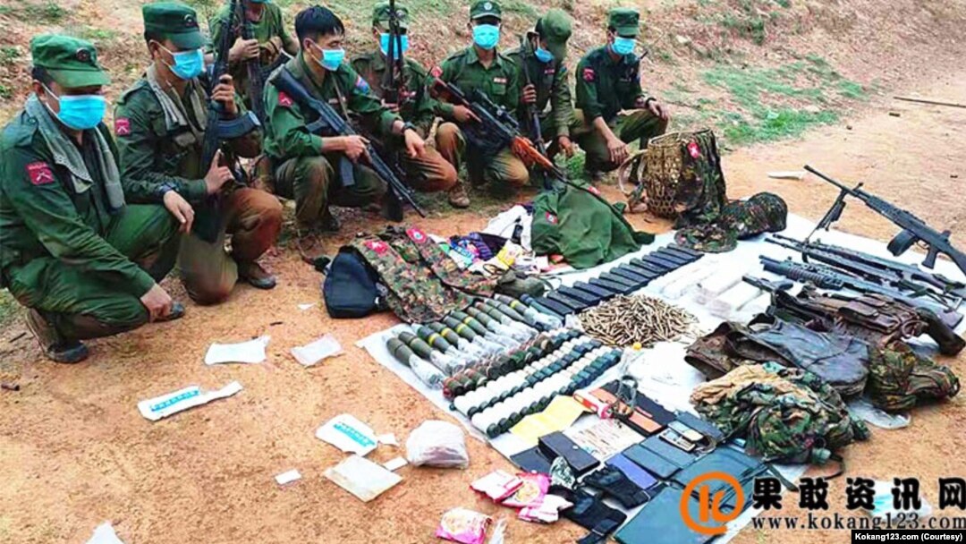 တိုက်ပွဲအတွင်း သိမ်းဆည်း ရရှိခဲ့တဲ့ လက်နက်များ။ (ဓာတ်ပုံ -MNDAA ခေါ် ကိုးကန့်အဖွဲ့ရဲ့ သတင်းစာမျက်နှာ- မေ ၃၁၊ ၂၀၂၁)