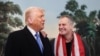 El presidente de Estados Unidos, Donald Trump, y el maestro estadounidense liberado Marc Fogel reaccionan durante un evento para dar la bienvenida a Fogel, quien había estado detenido en Rusia desde 2021, en la Casa Blanca en Washington, EEUU, el 11 de febrero de 2025.