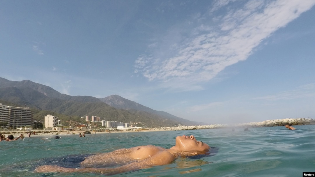 Víctor flota en el mar mientras el pasa el día en Playa Coral, La Guaira, cerca de Caracas, Venezuela. Marzo 23, 2019. REUTERS/Ivan Alvarado.