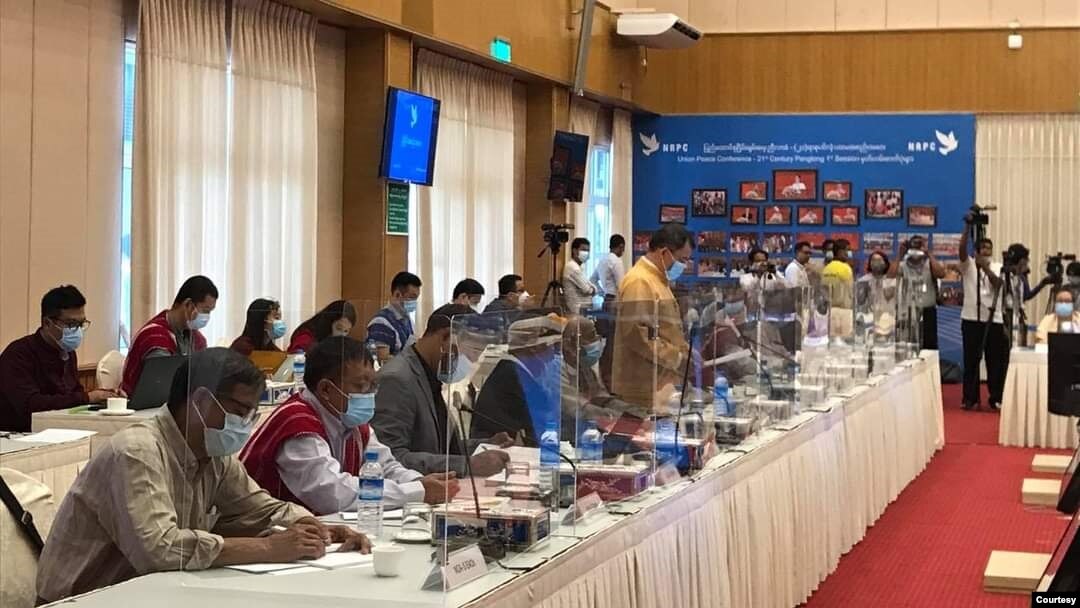 နေပြည်တော်မှာ ကျင်းပတဲ့ အစိုးရနဲ့ တိုင်းရင်းသားလက်နက်ကိုင်အဖွဲ့ ကိုယ်စားလှယ်တွေ ဆွေးနွေးပွဲ တက်ရောက်ကြသူများ။ (သြဂုတ် ၁၊ ၂၀၂၀။ ဓာတ်ပုံ - ဦးလှမောင်ရွှေ)