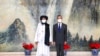 En esta foto de archivo del 28 de julio de 2021, publicada por la Agencia de Noticias Xinhua de China, el cofundador de los talibanes, el mulá Abdul Ghani Baradar, a la izquierda, y el ministro de Relaciones Exteriores de China, Wang Yi.