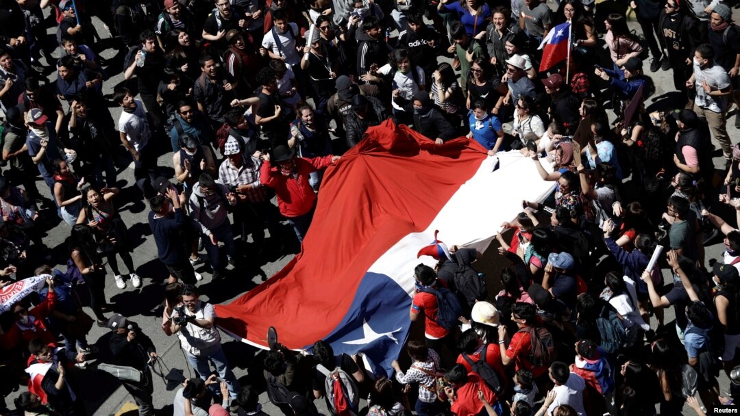 Las protestas en Chile se iniciaron hace poco más de dos semanas con convocatorias de estudiantes a través de redes sociales para evadir el pago del pasaje del metro, el más moderno de América Latina.