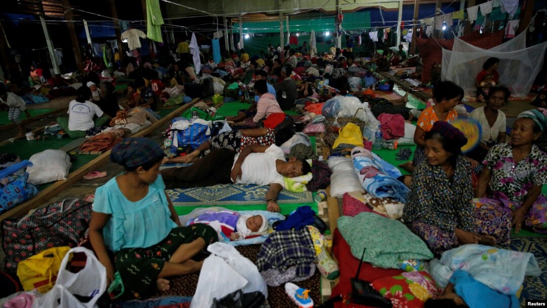 ကချင်ပြည်နယ် တနိုင်းမြို့က စစ်ရှောင်စခန်းတခု (ဓာတ်ပုံ - REUTERS/Soe Zeya Tun)