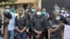 Wanachama wa Jumuiya ya Waandishi na Mafundi mitambo nchini Guinea-Bissau, wakionyesha sikitiko la shambulizi dhidi ya Radio Capital FM hook Bissau, Guinea-Bissau, Agosti 6, 2020.