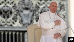 El papa Francisco durante la audiencia general de los miércoles, el 8 de mayo de 2019, en la Plaza de San Pedro, en el Vaticano.