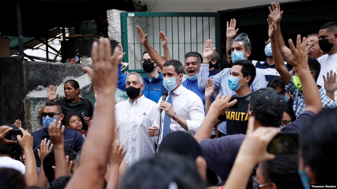 El líder de la oposición venezolana, Juan Guaidó, habla durante una reunión en el barrio de Santa Cruz, del este en Caracas.