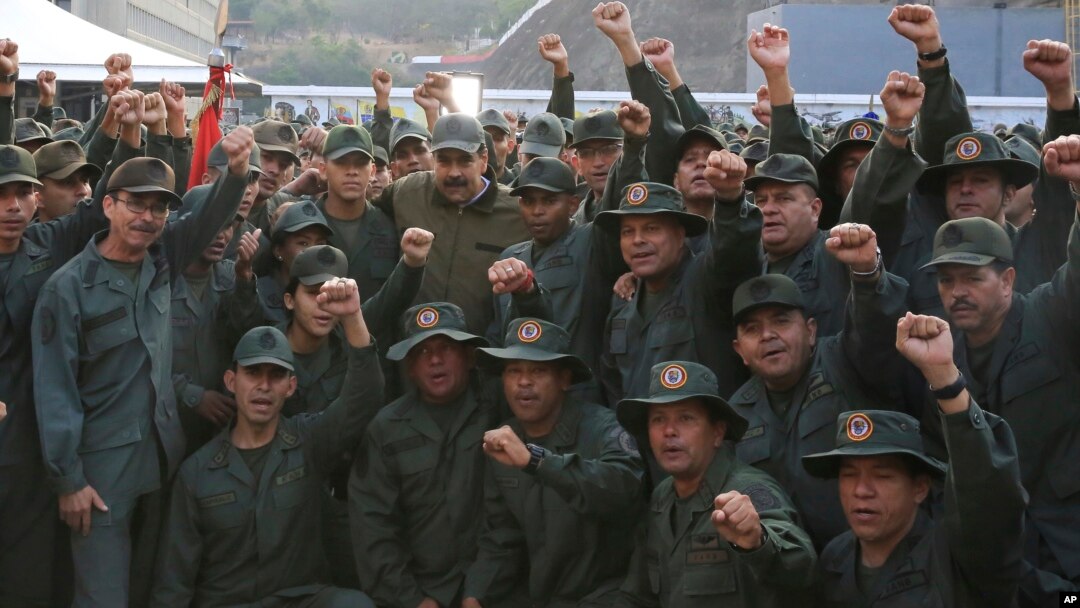 El presidente en disputa de Venezuela, Nicolás Maduro (centro izquierda) posa con tropas en el Fuerte Tiuna, en Caracas, el jueves 2 de mayo de 2019. Foto proporcionada por la oficina de prensa del Palacio de Miraflores.