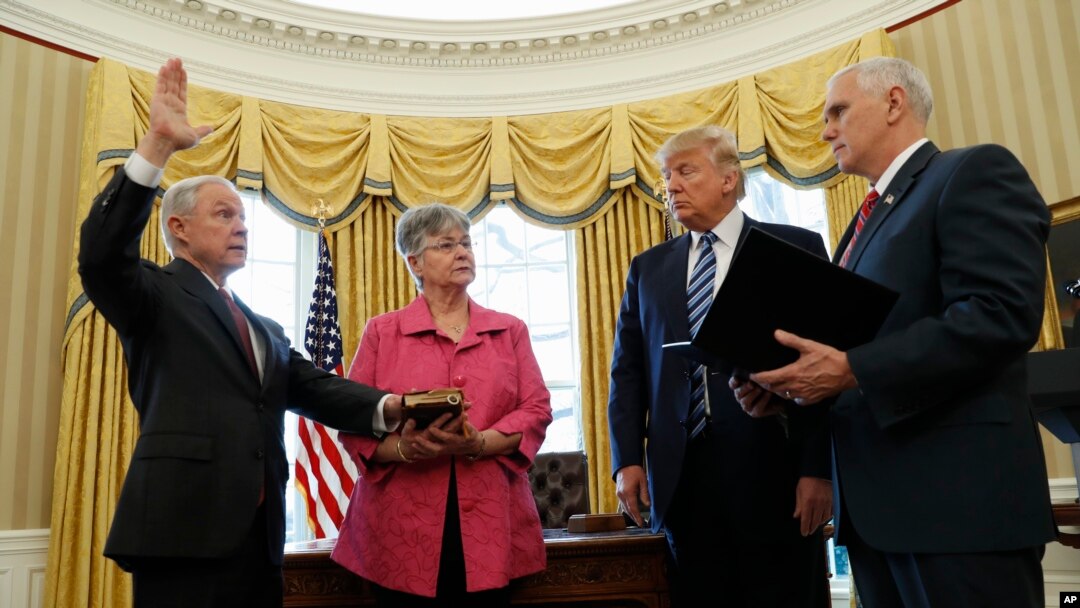 မှတ်တမ်းဓာတ်ပုံ- ရှေ့နေချုပ် အဖြစ် Jeff Sessions ကျမ်းသစ္စာကျိန်ဆိုခဲ့စဉ်။ ဖေဖော်ဝါရီလ ၉ ရက် ၂၀၁၇။