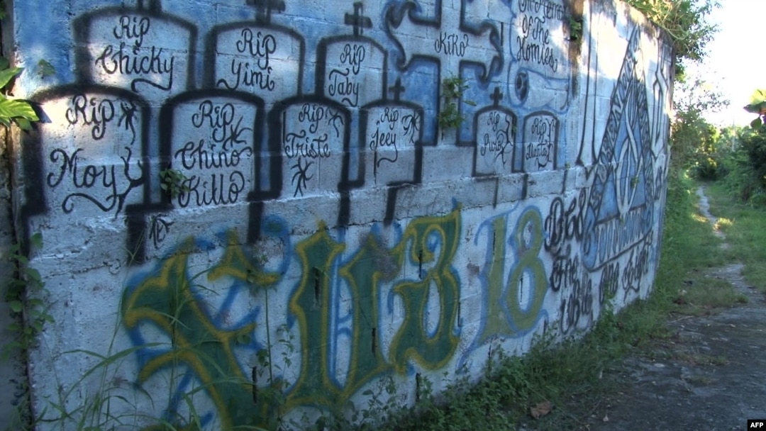 Pandillas definen las fronteras invisibles de El Salvador, miles de salvadoreños huyen por su acoso.