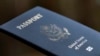 ARCHIVO - Portada de un pasaporte estadounidense en una foto tomada el 11 de diciembre de 2021.