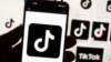 ARCHIVO - El logotipo de TikTok se muestra en un teléfono móvil frente a la pantalla de una computadora, el 14 de octubre de 2022, en Boston.