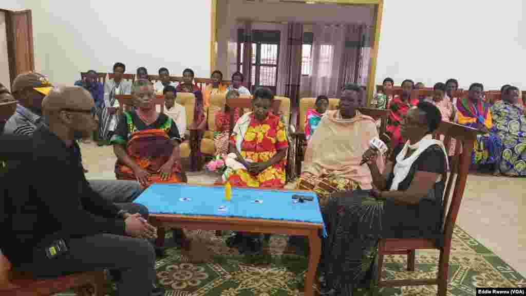 Bamwe mu babyeyi bagizwe incike na jenoside batuye mu nzu yabagenewe iri mu karere ka Bugesera mu ntara y'uburasirazuba bw'u Rwanda mu kiganiro n'umunyamakuru w'Ijwi ry'Amerika Eddie Rwema
