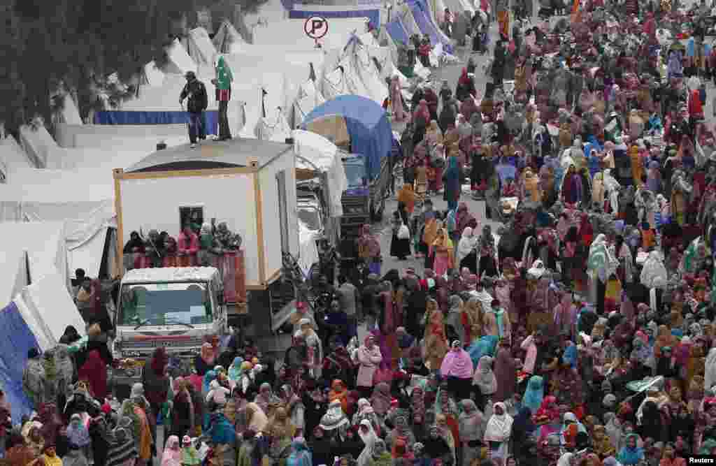 Supporters of Tahir-ul Qadri gather during their fourth day of protest in Islamabad, Pakistan, January 17, 2013.