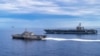 美国海军公布的照片显示，一架F-35C战斗机从“卡尔文森”号航空母舰飞行甲板上起飞，这艘航母与“塔尔萨”号濒海战斗舰正在驶过南中国海。(2021年9月7日)