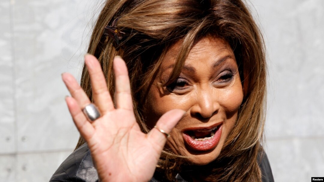 ARCHIVO - Tina Turner saluda durante una sesión de fotos en un evento de moda en la Semana de la Moda de Milán, en Italia, en febrero de 2011.