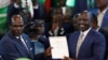 Mwenyekiti wa IEBC Wafuta Chebukati akimkabidhi William Ruto hati ya ushindi wa urais baada ya kutangaza matokeo.