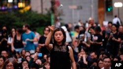 2019年6月14日，一名女子手持鲜花，与数百名母亲一起抗议《逃犯条例》修法。