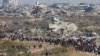 Palestinos que fueron desplazados hacia el sur por orden de Israel durante la guerra regresan a sus hogares en el norte de Gaza, en medio de un alto el fuego entre Israel y Hamás, cerca de la ciudad de Gaza, el 27 de enero de 2025.