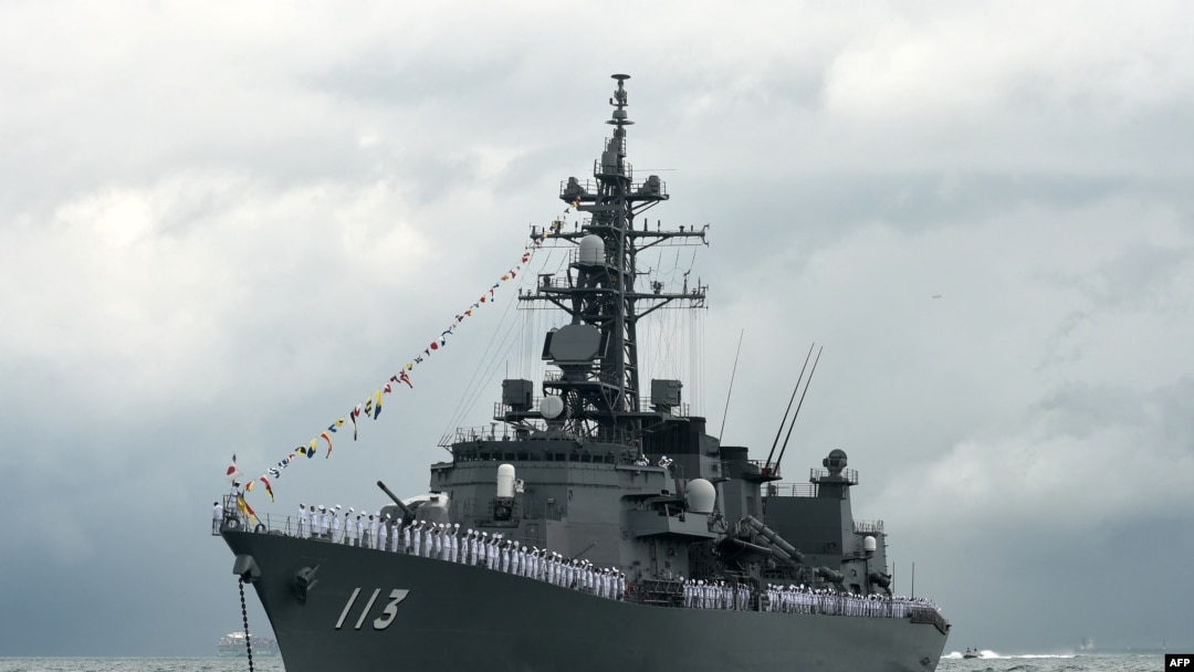 日本海上自衛隊驅逐艦“漣”號星期三上午從東中國海進入了台灣海峽。圖為該艦於2017年在新加坡樟宜海軍基地附近的海峽參加新加坡海軍成立50週年慶祝活動。 (法新社：2017年5月15日)