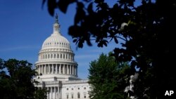 ARCHIVO - El sol brilla en la cúpula del Capitolio de EEUU en Washington, el jueves 9 de junio de 2022.