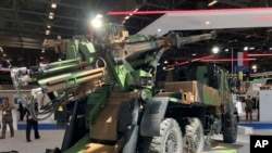 FILE - Kombora aina ya Caesar self-propelled howitzerst la ulinzi wa anga kutoka ardhini likiwa katika maonyesho ya biashara ya vifaa vya ulinzi na usalama June 13, 2022 , Villepinte, kaskazini ya Paris. 