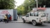 Yon anbilans rive nan yon lopital Medecins Sans Frontieres (MSF) nan Potoprens, Ayiti, 4 Oktob 2022. 