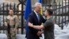 El secretario general de la OTAN, Jens Stoltenberg, izquierda, saluda al presidente ucraniano Volodymyr Zelenskyy antes de su reunión en Kiev, jueves 28 de setiembre de 2023. AP