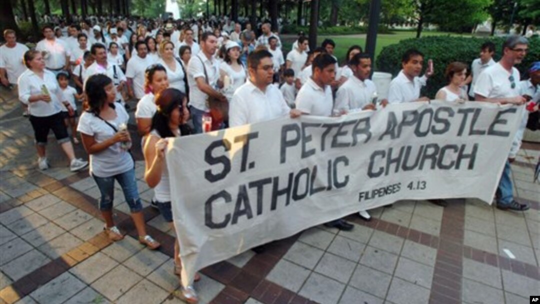 Feligreses de una iglesia marchan en Birmingham, Alabama, a favor de una reforma de inmigración.